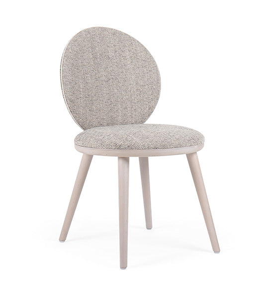 Ronda chair with sleek lines and modern curved backrest | theMADgroup
